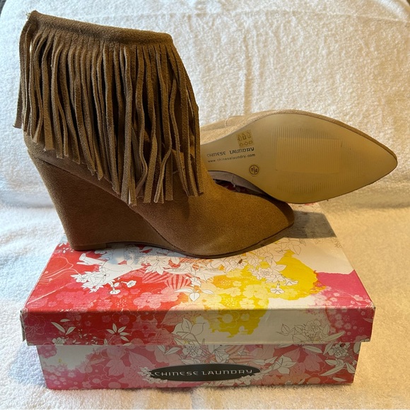 New Chinese Laundry “Artic” wedge ankle fringe bootie, camel suede, size 10 - Picture 6 of 6